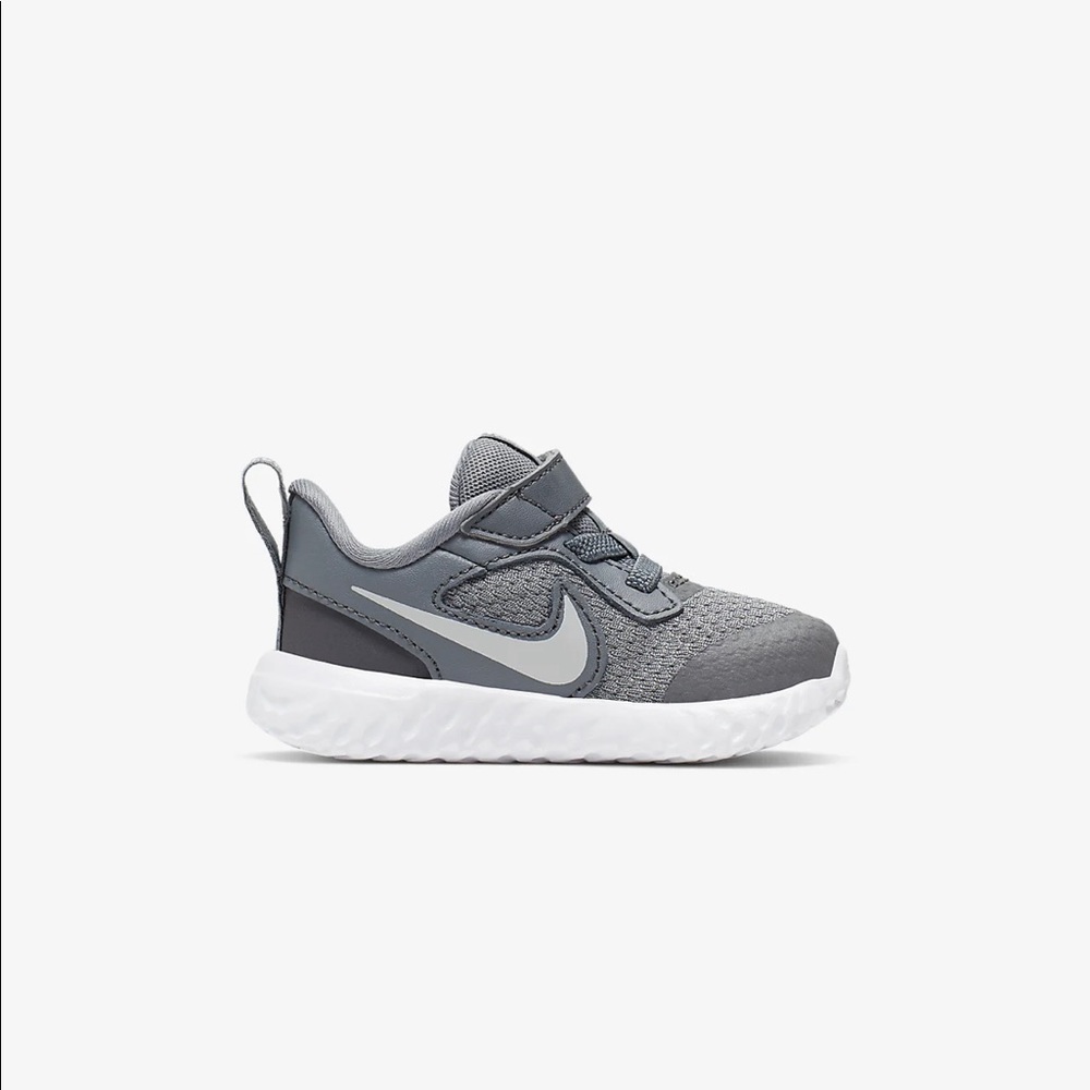 Nike Revolution 5